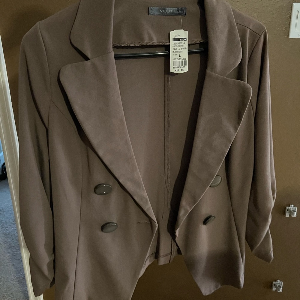New blazer. Sleeves are ruched. From a smoke and pet free home.